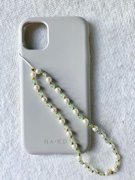 Phone Charm With Pearls, Phone Charm Beads Ideas, Bracelet For Phone, Beaded Phone Charms Diy, Phone Wristlet Beads, Crystal Phone Charm, Phone Bead Charm Diy, Pearl Phone Strap, Phone Keychain Beads