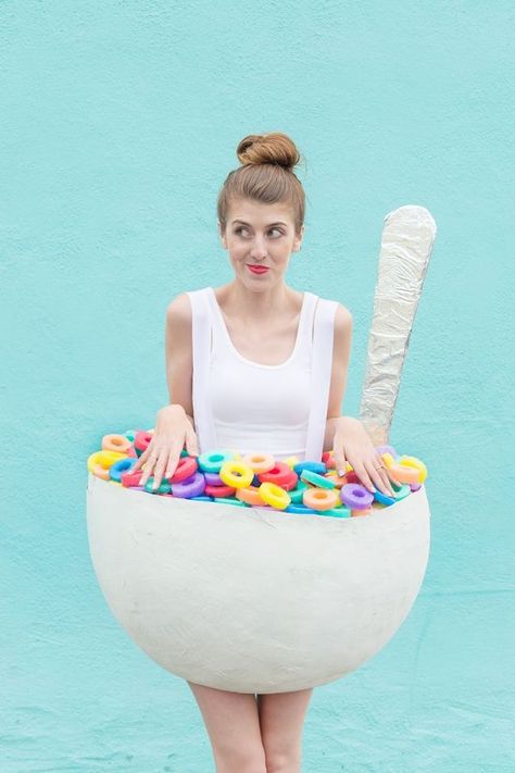 DIY Cereal Bowl Costume Diy Cereal, Giant Spoon, Easy Homemade Halloween Costumes, Halloween Costumes 2016, Diy Costumes Women, Best Friend Halloween Costumes, Food Costumes, Costumes Diy, Diy Costumes Kids