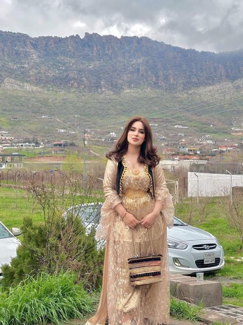 Iraq Culture, Jle Kurde, Kurdish Girl, Kurdish Culture, Kurdish Dress, Kurdish Clothes, Jli Kurdi, Selena Gomez Outfits, Historical Flags