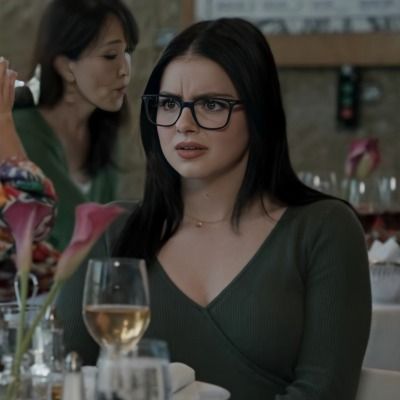 Modern family icons Modern Family Icons, Alex Dunphy, Modern Family Tv Show, Emma Ross, Ariel Winter, Family Women, Tv Show Outfits, Winter Aesthetic, Character Aesthetic