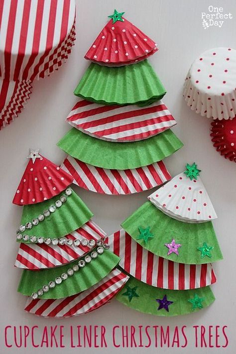 Cupcake Liner Crafts, Decoration Vitrine, Easy Holidays Crafts, Christmas Crafts For Kids To Make, Fun Christmas Crafts, Holiday Crafts For Kids, Christmas School, Preschool Christmas, Paper Scissors