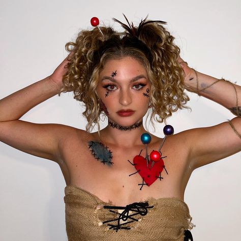 Voodoo doll costume for halloween Voodoo Doll Makeup Easy, Vodo Doll Costume, Vodoo Costumes Diy, Voodoo Halloween Costume, Dead Doll Costume, Voodoo Outfit, Voodoo Doll Halloween Costume, Diy Voodoo Doll Costume, Voodoo Priestess Costume