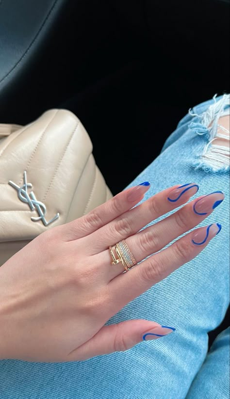 Nude Nails Blue Design, Blue Nails Squiggle, Navy Blue Swirl Nails, Gold Wavy Nails, Blue Line Nail Designs, Blue Outline Nails, Blue Nails With Lines, Beige And Blue Nails, Blue Detail Nails