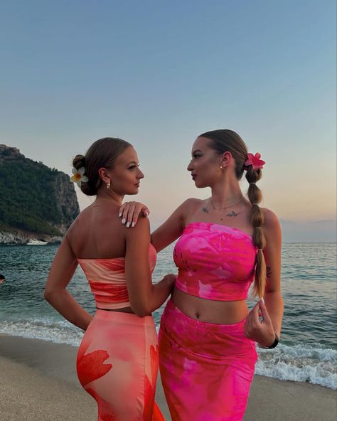 Resort Photoshoot Ideas Friends, Best Friend Summer Photoshoot, Bestie Holiday Photos, Vacay With Bestie, Besties Vacation Pictures, Bestie Photoshoot Ideas Beach, Bestie Trip Aesthetic, Vacation Pics With Friends, Cancun Trip Outfits