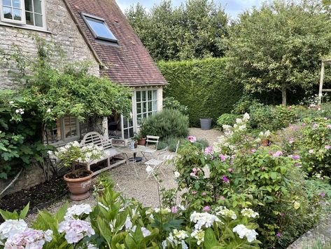 Retreat Design, Grassland Habitat, Cottage Patio, Cotswold Stone, Garden Escape, Cotswold Cottage, Cotswolds Cottage, Stone Cottages, Cottage Garden Design