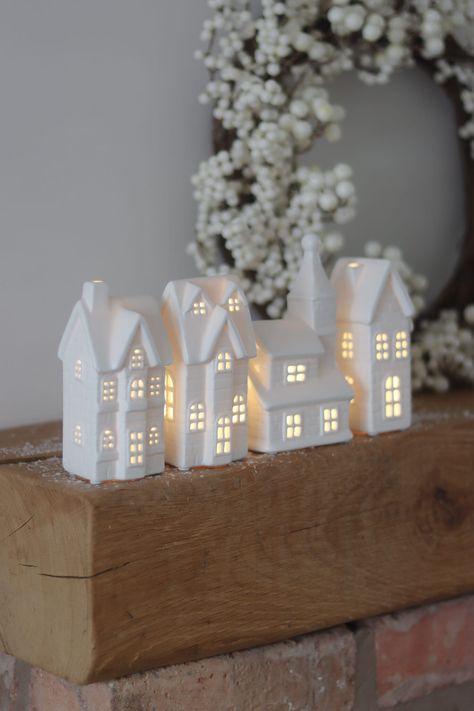 New Build Christmas Decor, Clay House Ornaments Diy, Diy Ceramic House, Pottery Houses Ideas, Ceramic Christmas Ideas, Small Home Christmas Decor, Clay House Ideas, White Ceramic Houses Christmas, Christmas Ceramics Ideas