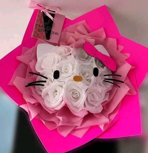 Ramo Hello Kitty Papel, Hello Kitty Bouquet, Hello Kitty Birthday Theme, Ribbon Rose Bouquets, Ribbon Flowers Bouquet, Diy Hello Kitty, Hello Kitty Gifts, Hello Kitty Crafts, Hello Kitty Themes