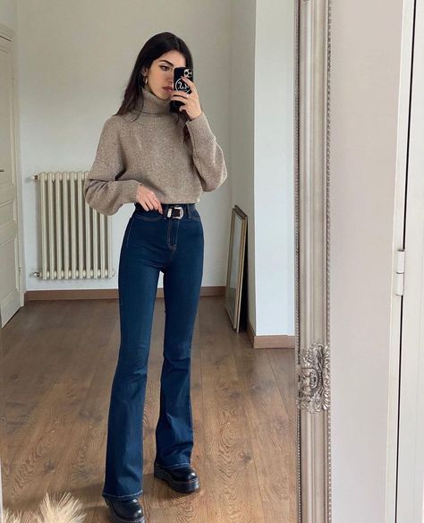 Black Top With Wide Leg Jeans, 90's Jeans Outfit, Fall Instagram Ideas, Flared Jeans Outfit Casual, Fall Outfits Flare Jeans, Outfit Jeans Flare, Flares Jeans Outfit, Jeans Flare Outfits, Highwaist Jean Outfits