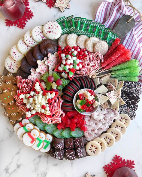 Chocolate Board Ideas, Dessert Board Ideas, Chocolate Board, Dessert Boards, Jul Mad, Dessert Board, Christmas Platter, Bebidas Do Starbucks, Charcuterie Inspiration