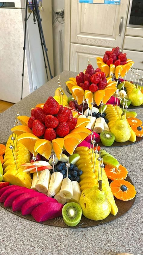 Creative Fruit Platter, Creative Fruit Tray Ideas, Fresh Fruit Platter, Fruit Tray Designs, Fruit Presentation, Edible Fruit Arrangements, Fruit Buffet, Easiest Dessert, Catering Food Displays