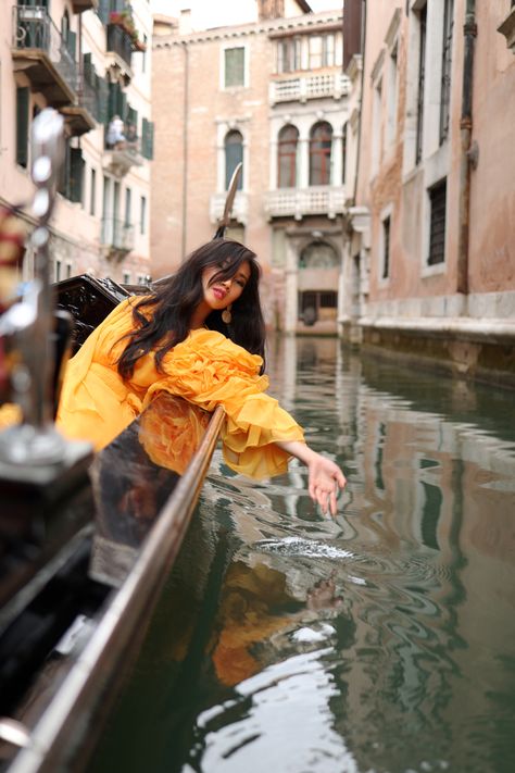 Girl in gondola Venice Outfit Ideas For Venice Italy, Gondola Outfit Venice, Venice Italy Poses, Venice Italy Gondola Pictures, Photo Ideas In Venice, Venice Italy Photos, Venice Italy Photoshoot, Venice Foto Ideas, Venice Pose Ideas