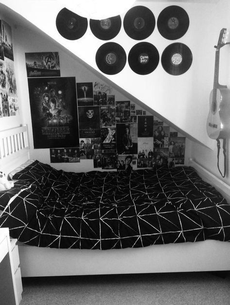 Teen rock bedroom Casa Rock, Rock Bedroom, Emo Room, Punk Room, Grunge Bedroom, Bilik Idaman, Gothic Room, Dark Home Decor, Desain Signage