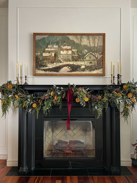 Easy Way to Make a Full-Looking DIY Mantel Garland - Erin Zubot Design Cornice Tv, Winter Mantel Decor, Tv Over Fireplace, Diy Mantel, Fireplace Mantle Decor, Cottage Christmas, Christmas Mantle, Christmas Fireplace, Free Christmas Printables