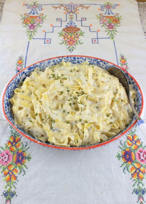 Noodles Side Dish, Food Pasta Recipes, Creamy Noodles, Cheesy Casserole Recipes, Chives Recipe, Italian Spaghetti, Sour Cream Recipes, Food Pasta, Baked Pasta Recipes