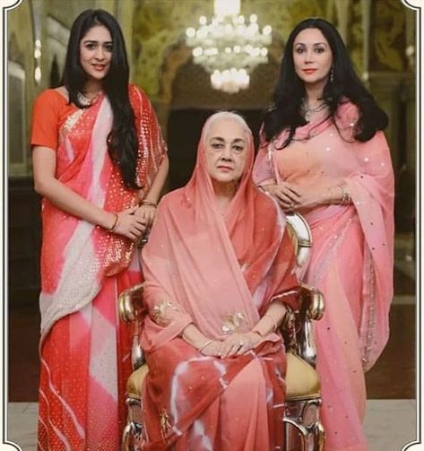 Rajmata Saheba Padmini Devi of Jaipur with her daughter Princess Diya and granddaughter Gaurvi Kumari Diya Kumari, Rajasthani Saree, Rajputana Culture, Royal Family Portrait, Pure Chiffon Sarees, Rajputi Dress, Blouse Designs Catalogue, Chiffon Sarees, Indian Princess