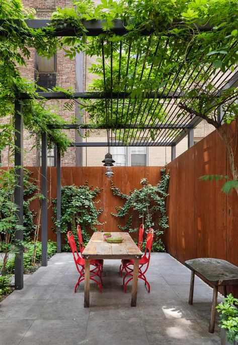 20+ Amazing Pergola Ideas For Shading Your Backyard Patio Ombra Pergola, Nyc Townhouse, Townhouse Garden, Patio Pergola, Desain Lanskap, Pergola Design, Trellis Design, Pergola Kits, Pergola Plans