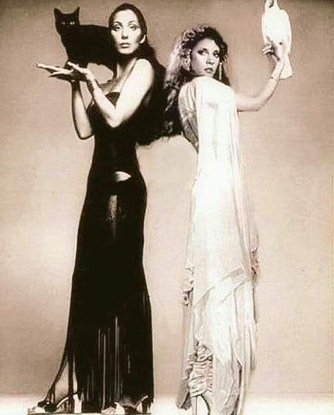 Stevie and Cher Stevie Nicks Style, Stevie Nicks Fleetwood Mac, Photographie Inspo, Hugh Dancy, I'm With The Band, Foto Vintage, Motley Crue, Witchy Woman, Jim Morrison