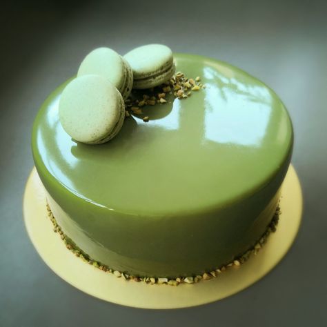 Pistachio Birthday Cake, Pistachio Cake Design, Pistachio Mousse Cake, Cake Matcha, Matcha Mousse, Birthday Cake For Boyfriend, Cake For Boyfriend, Glaze For Cake, Macaron Cake