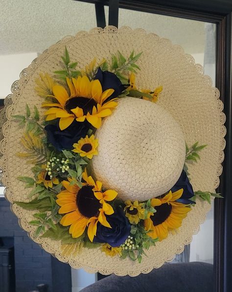 Diy Summer Wreaths, Straw Hat Crafts, Sunflower Wreath Diy, Lady Hat, Sunflower Hat, Balkon Decor, Hat Wreath, Sunflower Crafts, Diy Spring Wreath