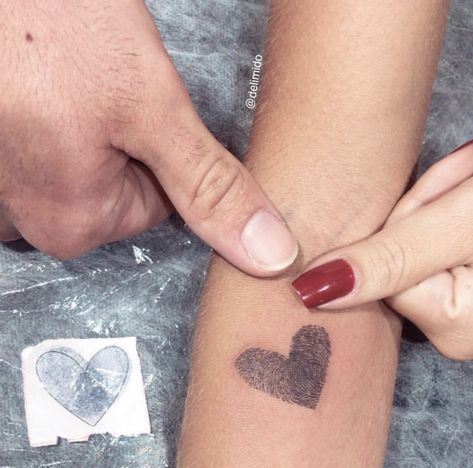 Thumbprint Tattoo, Fingerprint Heart Tattoos, Mommy Daughter Tattoos, Fingerprint Tattoos, Cute Couple Tattoos, Couple Tattoos Unique, Petit Tattoo, Tattoo Trend, Couples Tattoo Designs