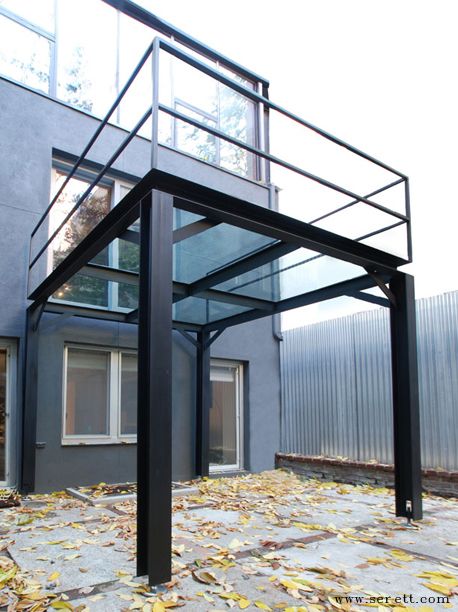 This private backyard is rejuvenated by the presence of this freestanding structure that creates a canopy for the ground floor and balcony for the second. The structure stands almost daintily on the adjustable feet integrated into the legs. Blackened steel I-beams and structural steel harmonize with the clean lined architecture. Tempered glass provides unobstructed views through the landing. Asma Kat, Detail Arsitektur, Metal Deck, Glass Balcony, Private Backyard, Balcony Railing Design, Custom Metal Fabrication, Structural Steel, Steel Deck