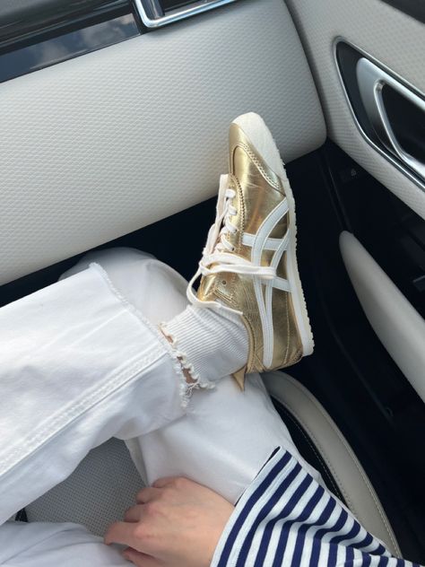 Gold Sneakers Outfit, Onitsuka Tiger Outfit, Golden Sneakers, Tiger Sneakers, Golden Goose Sneakers Outfit, Tiger Shoes, Gold Outfit, Gold Sneakers, Cute Sneakers