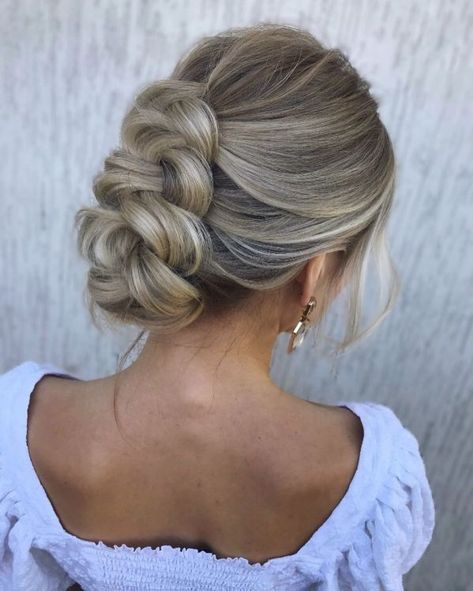 Blonde Braided Updo for Girls with Long Hair Bridesmaids Hairstyles For Medium Hair, Updos For Straight Hair, Updo For Long Hair, Chignon Simple, Bridemaids Hairstyles, Updos For Long Hair, Hair Adviser, Blonde Braids, Bridal Hair Updo