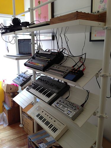 Schönes Setup und eine gute Idee das Ikea Regal Stolmen als Rack zu nutzen. Synth Setup, Stolmen Ikea, Synth Rack, Diy Recording Studio, Ikea Stolmen, Music Studio Desk, Desk Ikea, Ikea Home Office, Ikea Regal