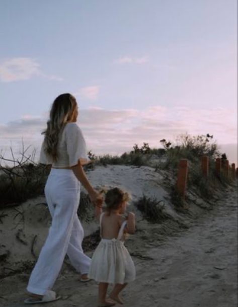 Beach Mom, Moms Goals, Future Mommy, Baby Shoot, Dream Family, Future Mom, Future Lifestyle, Mommy Life, Cute Family