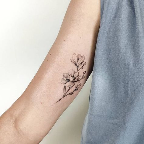 Magnolia And Daisy Tattoo, Magnolia Tattoo Minimalist, Magnolia Flower Tattoo Small, Magnolia Blossom Tattoo, Fine Line Magnolia Tattoo, White Magnolia Tattoo, Southern Magnolia Tattoo, Small Magnolia Tattoo, Magnolia Tree Tattoo