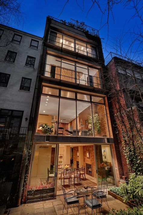 For $6.5M, this Sutton Place townhouse can be three apartments, one modernist mansion, or anything in between Townhouse Floor Plan, Manhattan Townhouse, Townhouse Renovation, Townhouse Interior, Home Nyc, Nyc Tours, Sutton Place, Exterior Renovation, Urban Oasis