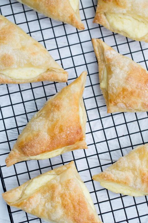 Sweet Cheese Bourekas Farmers Cheese Recipes, Pastry Dough Recipe, Sweet Cheese, Cheese Puff Pastry, Easy Puff Pastry, Cheese Pastry, Farmers Cheese, Puff Pastry Dough, Hand Pies