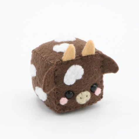 Kawaii Felt Crafts, Easy Felt Plushies, Cute Felt Plushies, Felt Plushies Pattern, Cow Sewing, Felt Cow, Felt Chocolate, Felt Plushies, Kawaii Felt