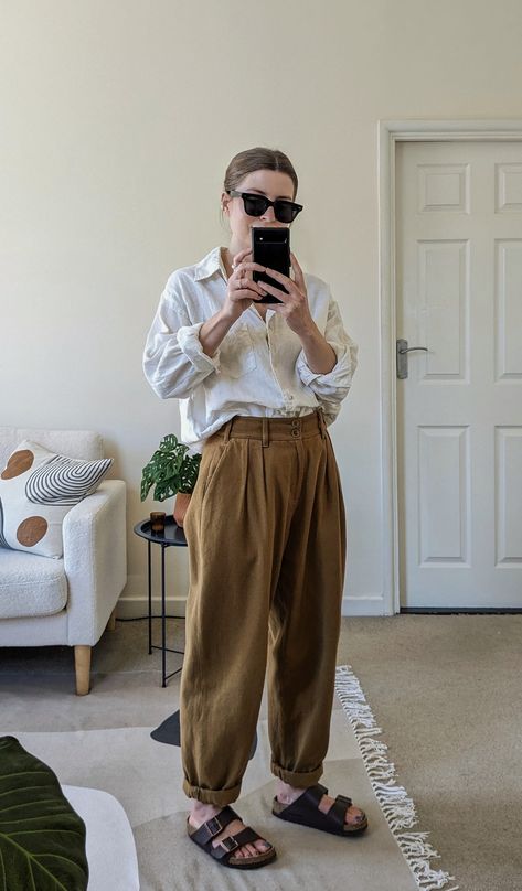 A woman stands in front of a mirror. She wears a loose white linen shirt with the sleeves rolled up, caramel-coloured trousers and dark brown sandals. Arizona Summer Outfits, Angharad Jones, Birkenstock Arizona Outfit, Chinos Women Outfit, Birkenstock Outfit Summer, Thailand Outfits, Uniqlo Outfit, Sandals Outfit Summer, Thailand Outfit