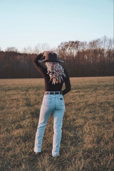 Womens Wrangler Jeans Outfit, Cowboy Cut Wranglers Women Outfits, Wrangler Jeans Women's Outfit, Western Fall Outfits, Wrangler Jeans Women's, Wrangler Women, Country Fits, Wrangler Cowboy, Country Clothes