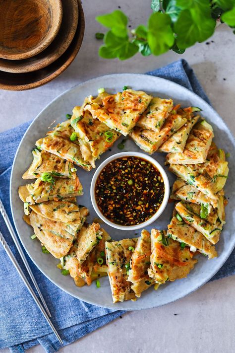 Pajeon Recipe Korean Pancake, Korean Vegetarian Recipes, Korean Vegetarian, Korean Appetizers, Koreansk Mad, Korean Breakfast, Korean Pancake, Authentic Asian Recipes, Korean Side Dishes