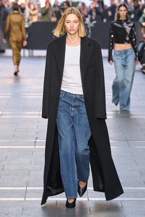 Fall 2023 Ready To Wear, Long Black Coat, 2023 Ready To Wear, Street Style Inspiration, Fall 2023, 가을 패션, Look Casual, Looks Style, Mode Inspiration