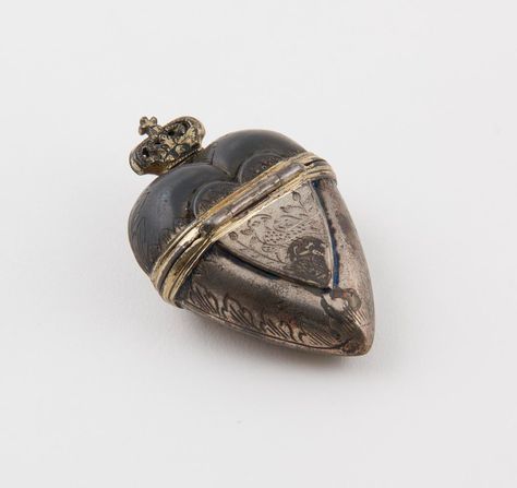 Glass Antiques, Antique Perfume Bottles, Antique Perfume, Jewelry Inspo, 18th Century, Antique Silver, Heart Shapes, Perfume Bottles, Jewelry Accessories