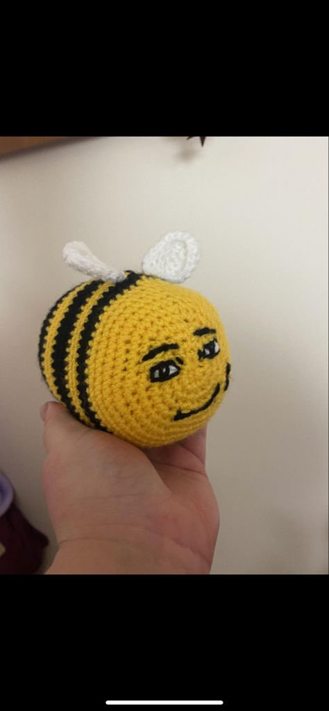 Crochet Roblox Pattern, Cursed Crochet Projects, Funny Crochet Animals, Bee Pattern Crochet, Guy Crochet Gifts, Crochet Gift Ideas For Kids, Silly Crochet Ideas, Crochet Fathers Day Gift, Male Crochet Gifts