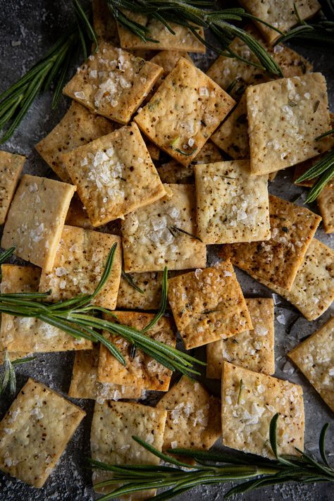 Fresh Cheese Recipe, Rosemary Crackers, How To Make Crackers, Sourdough Crackers, Salt Crackers, Crackers Recipe, Bread Sticks, Homemade Crackers, Gourmet Snacks