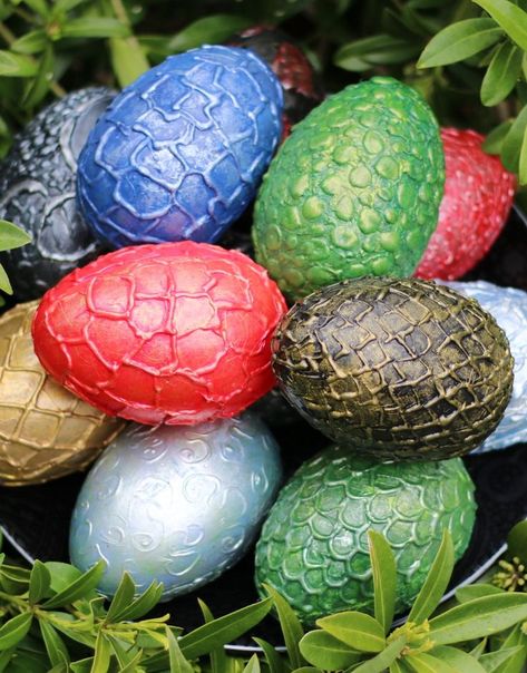 DIY Dragon Eggs - make your own jumbo eggs instead of loot bags for your next dragon themed party. Mythical Creatures Decorations, Dragon Egg Design, Castle Party Favors, Mythical Creatures Party Ideas, How To Make Dragon Eggs, Dragon Decorations Party, Magical Creatures Party, Diy Dragon Decor, Egg Themed Party