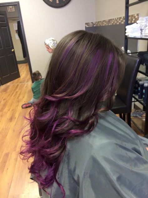 Purple Brown Hair, Purple Ombre Hair, Dip Dye Hair, Hair Color Underneath, Hair Color Streaks, Vlasové Trendy, Dyed Hair Inspiration, Hair Streaks, Pretty Hair Color