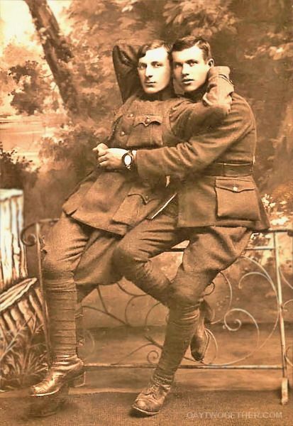 1917 WW 1 Doughboys Couples Vintage, Gay History, Lgbt History, Foto Langka, Foto Portrait, Vintage Couples, Bad Photos, Military Uniforms, Old Photographs