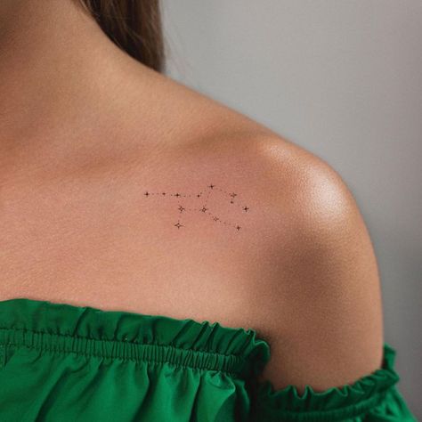 15 Collarbone Tattoo Ideas For Every Aesthetic and Style Stars Tattoo Designs, Collarbone Tattoo Ideas, Tattoo Pisces, Match Tattoo, Hand Butterfly, Small Face Tattoos, Collar Bone Tattoo For Men, Collarbone Tattoos, Wrist Bracelet Tattoo