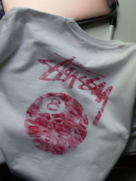 Stussy kiss shirt Designs To Paint On Shirts, Stussy Kiss Shirt, Kiss Shirt Ideas, Diy White Tshirt Ideas, Kiss Shirt Outfit, Kiss Shirt Diy, Diy T Shirt Ideas Paint, Kiss Print Shirt, Kisses Tshirt