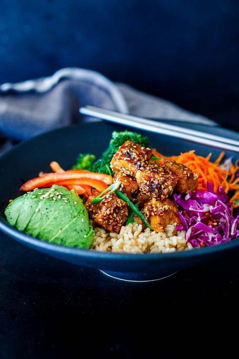 This Crispy Sesame Tempeh recipe is easy, flavorful, and has the best texture! Create a healthy vegan bowl with brown rice and veggies and dinner is good to go! High Protein Meatless Meals, Bowl Dinner Recipes, Tempeh Bowl, Crispy Tempeh, How To Cook Tempeh, Tempeh Recipe, Feasting At Home, Plat Vegan, Riced Veggies