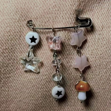 Backpack Safety Pins, How To Put Beads On Safety Pin, Bag Charm Safety Pin, Safety Pin Charms Diy, Decorated Safety Pins, Bag Pins Beads, Safety Pin On Clothes, Beaded Wire Keychain, Pin With Beads