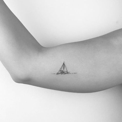 Sailing Tattoo, Grey Ink Tattoos, Sailboat Tattoo, Boat Tattoo, Tattoo Shirt, Muster Tattoos, Geniale Tattoos, Incredible Art, Ship Tattoo