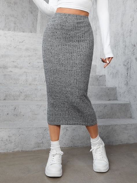 Grey Pencil Skirt Outfit, Knitted Skirt Outfit, Mid Skirt Outfits, Long Tight Skirt, Pencil Skirt Outfits Casual, Knit Skirt Outfit, Pencil Skirt Casual, Long Pencil Skirt, Spring Outfits Dresses