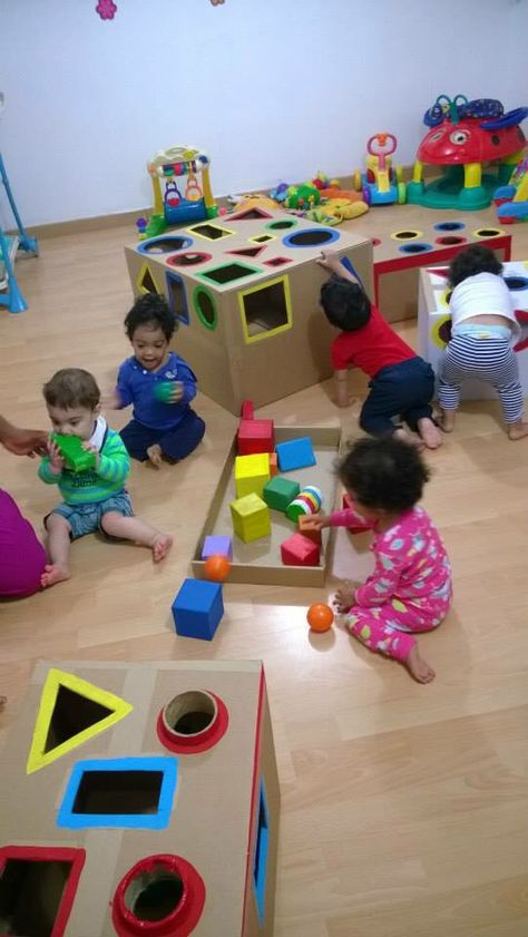 First year party activities: cardboard boxes, figures and balls Box Activities For Toddlers, Cardboard Activity, Baby Christmas Toys, Baby Learning Activities, Activity Board, Toddler Play, Toddler Learning Activities, Kids Discover, Baby Learning